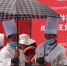 吃货的世界你不懂 厨师冒雨打伞显厨艺 - 中国西藏网