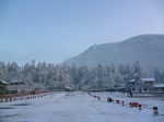 实拍：仓央嘉措拜过的“普贤道场”山下绿树成荫，山上却能赏雪景 - 中国西藏网