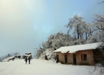 实拍：仓央嘉措拜过的“普贤道场”山下绿树成荫，山上却能赏雪景 - 中国西藏网