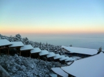 实拍：仓央嘉措拜过的“普贤道场”山下绿树成荫，山上却能赏雪景 - 中国西藏网