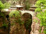 悬在空中的寺庙，屹立千年而不倒，崖壁再现“佛”字 - 中国西藏网