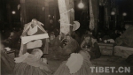 珍贵老照片：十世班禅转世灵童金瓶掣签 - 中国西藏网