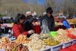 商户寻商机 群众备年货——日喀则市各大年货市场见闻 - 中国西藏网