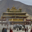 2月2日，僧人和信教群众行走在桑耶寺中。 - 中国西藏网