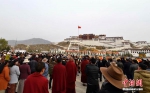 拉萨举行纪念西藏百万农奴解放57周年“升国旗、唱国歌”仪式 - 中国西藏网