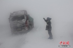 新藏公路阿里段突降大雪 武警解救被困民众 - 中国西藏网