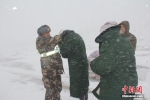 新藏公路阿里段突降大雪 武警解救被困民众 - 中国西藏网