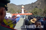 武警江达森林中队清明祭扫当年十八军烈士陵园 - 中国西藏网