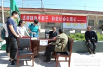 送温暖 献爱心——学校精准扶贫“医疗、科技、法律”三下乡活动在张咀村举行 - 西藏民族学院