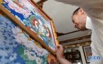 “指尖神韵”薪火相传——记西藏唐卡国家级非遗代表性传承人罗布斯达 - 新华网西藏