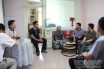 学校领导看望慰问退休教师王联芬同志 - 西藏民族学院