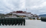 布达拉宫广场举行升旗仪式庆祝建党96周年 - 中国西藏网