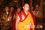 「组图」班禅在拉萨大昭寺礼佛 为僧众摸顶赐福 - 中国西藏网