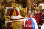「组图」班禅在拉萨大昭寺礼佛 为僧众摸顶赐福 - 中国西藏网