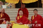 班禅在德庆格桑颇章为信教群众摸顶赐福 - 中国西藏网