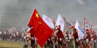 五星红旗在马背上飘扬 青海玉树赛马节盛大开幕 - 中国西藏网