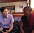 阿坝县宗教局局长齐麦东升（左）与卓格寺民管会副主任秋科（右）交流工作。 - 中国西藏网
