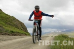 实拍|海拔4441米的自行车游:亲近圣境羊湖，超越体能极限 - 中国西藏网