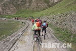 雨中骑行醉美羊湖  2017环羊卓雍措自行车体验游活动拉开帷幕 - 中国西藏网