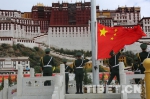 西藏拉萨举行“升国旗唱国歌”仪式庆祝祖国68周年华诞 - 中国西藏网