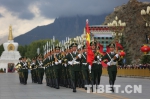 西藏拉萨举行“升国旗唱国歌”仪式庆祝祖国68周年华诞 - 中国西藏网