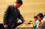 拉萨幼童“对决”围棋名宿 - 中国西藏网