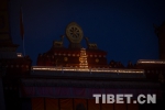 冬日拉萨“星光”闪耀——信众点灯共迎燃灯日 - 中国西藏网