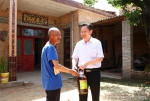 邹亚军副校长带领学校援藏干部到张咀村看望慰问贫困户和驻村工作队 - 西藏民族学院