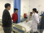 中秋佳节 扎西卓玛副校长看望慰问生病住院学生 - 西藏民族学院