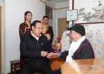 【纪念西藏民主改革60周年】欧珠书记看望慰问我校参加过西藏民主改革的老干部老同志 - 西藏民族学院