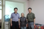 学校领导看望慰问退休教师王联芬同志 - 西藏民族学院
