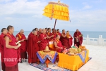 班禅在青海湖祭海台观湖祭海 在茶卡盐湖接受蒙藏信众朝拜——班禅青海考察行之圣湖篇 - 中国西藏网