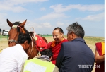 班禅在青海湖祭海台观湖祭海 在茶卡盐湖接受蒙藏信众朝拜——班禅青海考察行之圣湖篇 - 中国西藏网