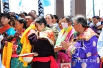 班禅在青海湖祭海台观湖祭海 在茶卡盐湖接受蒙藏信众朝拜——班禅青海考察行之圣湖篇 - 中国西藏网