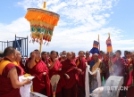 班禅在青海湖祭海台观湖祭海 在茶卡盐湖接受蒙藏信众朝拜——班禅青海考察行之圣湖篇 - 中国西藏网